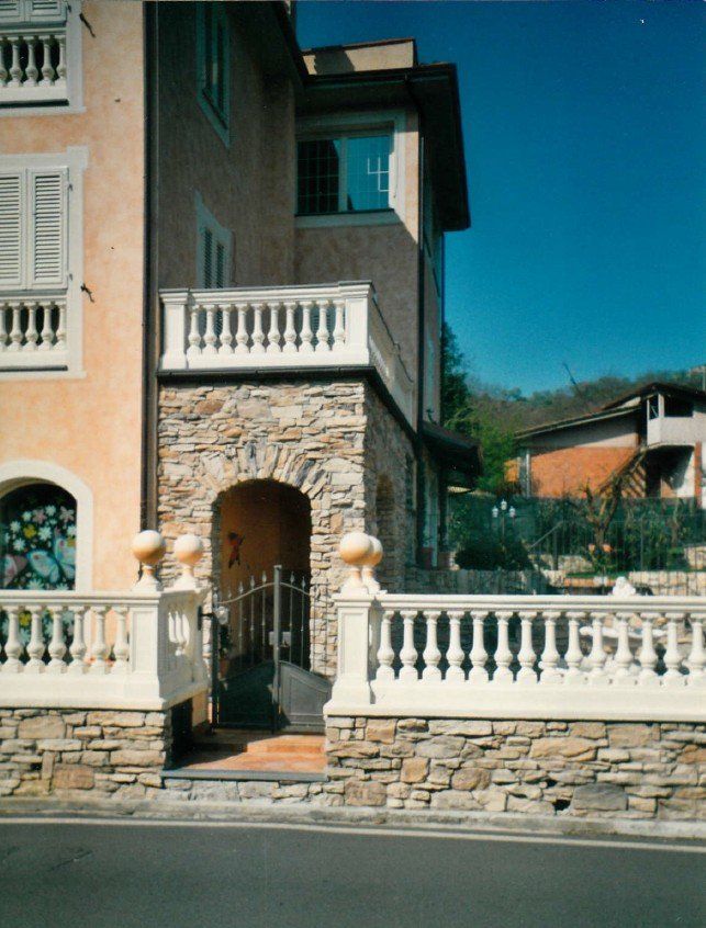 Villa con arco di pietra