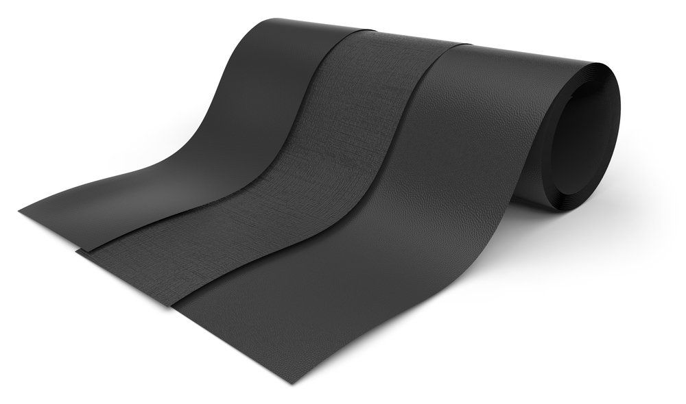 Eine Rolle schwarzes Papier auf weißem Hintergrund