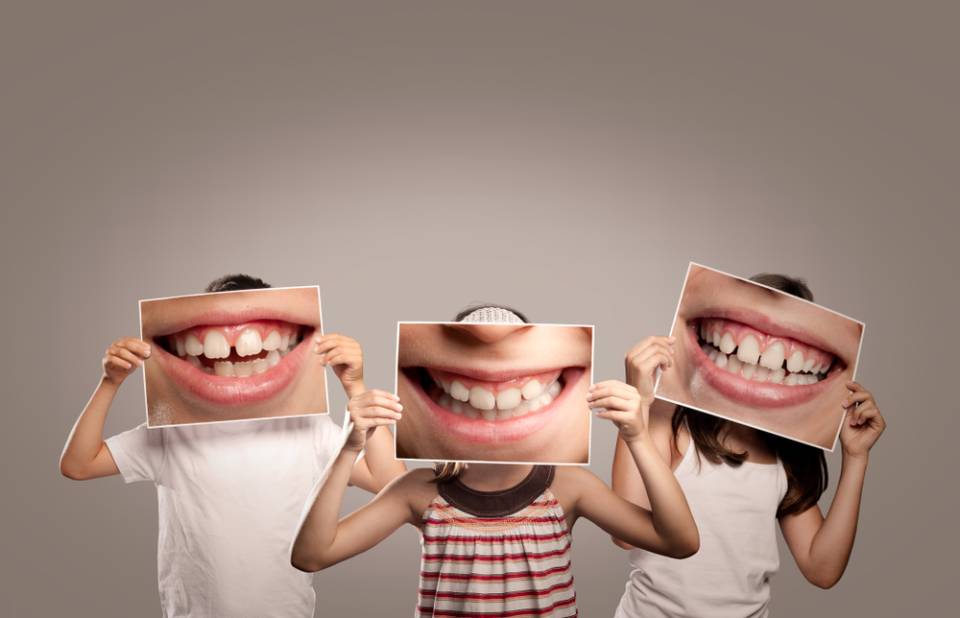 bambini con foto di sorrisi in primo piano