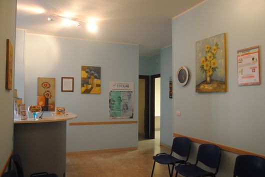 una stanza con un lettino d'ospedale e sulla destra una scrivania