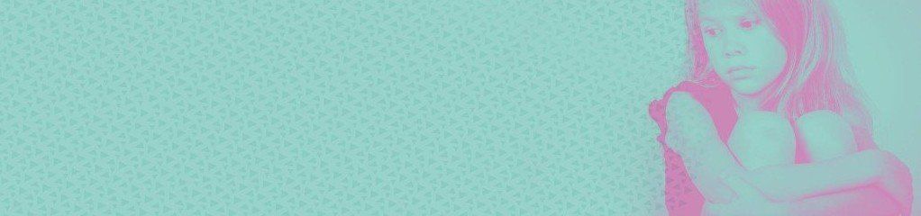 Vrouw in roze, armen over elkaar, met een turquoise achtergrond.