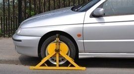 auto con blocco alla ruota