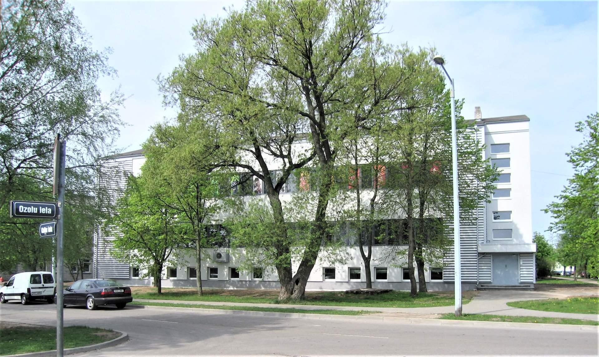 Белое здание спереди