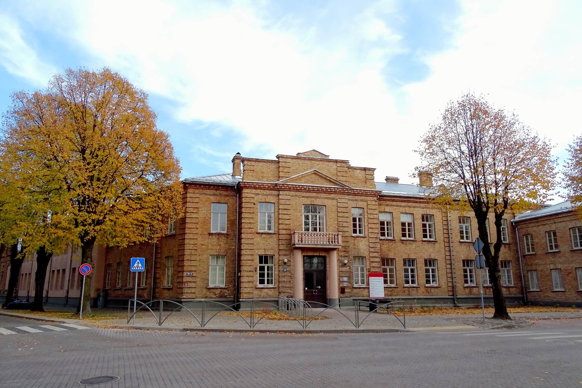 Здание из желтого кирпича снаружи