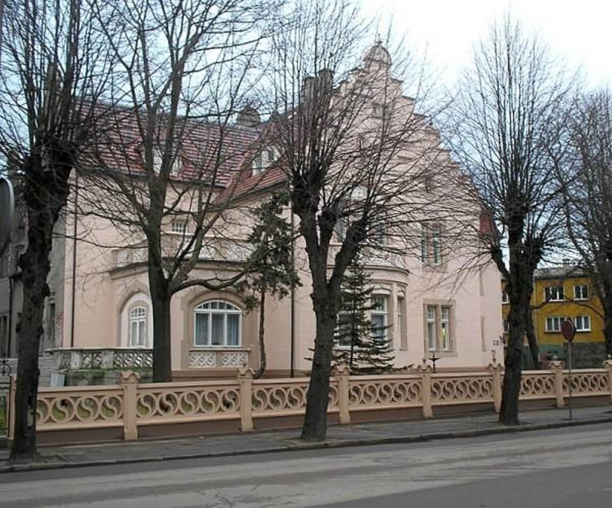 Лиепайский музей со стороны улицы