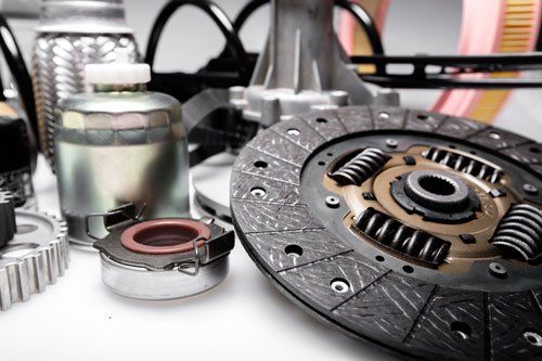 una lavorazione in metallo a forma circolare, un ingranaggio e altri oggetti