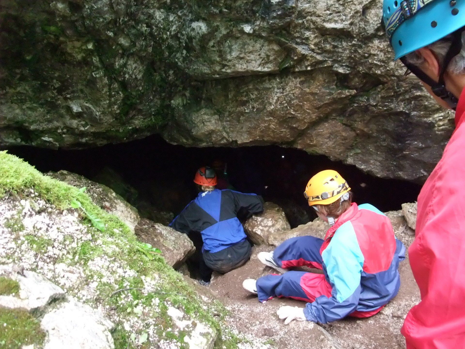 Des jeunes spéléologue à l'entrée des cavernes blanche dans la région d'Hillsborough.