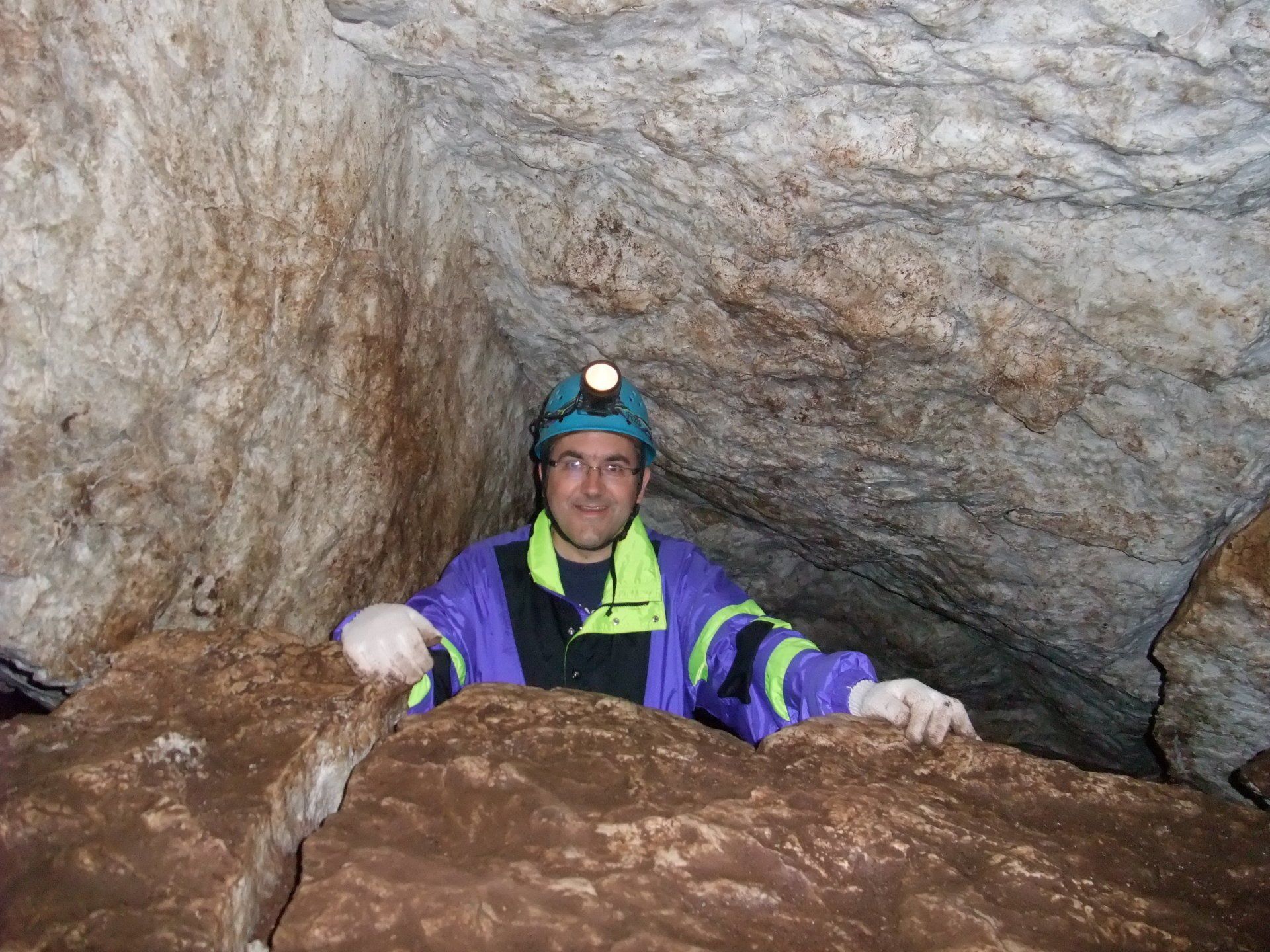 L'auteur Denis M. Boucher qui s'improvise spéléologue pour la Prophétie de la Terre creuse.