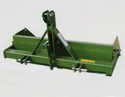 attrezzatura per trattore verde