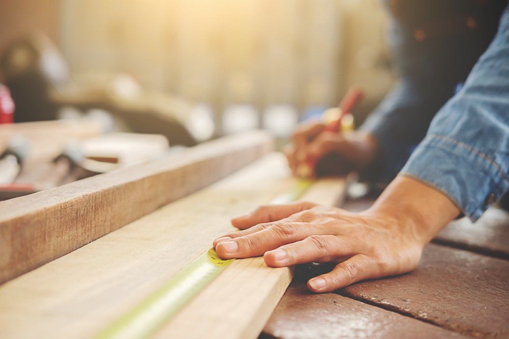 lavoro artigianale su tavola di legno