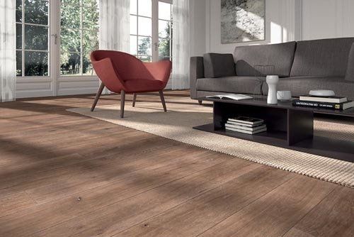 soggiorno con laminato scuro