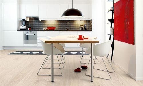 cucina con laminato chiaro
