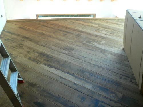 pavimento in legno scuro