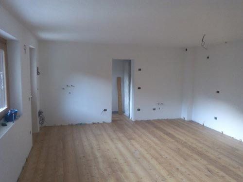 pavimento in legno appena installato