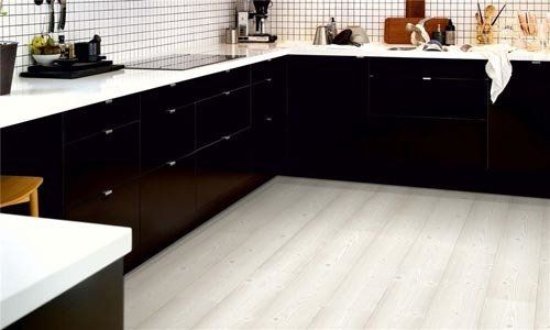 cucina con pavimento in laminato bianco