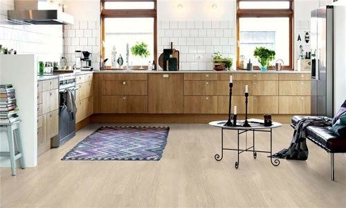 cucina con pavimento in laminato
