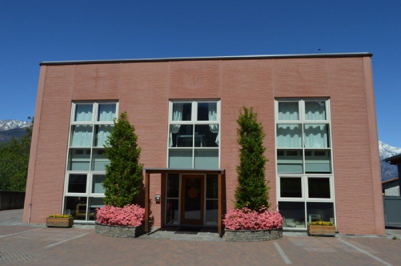 edificio con infissi in legno