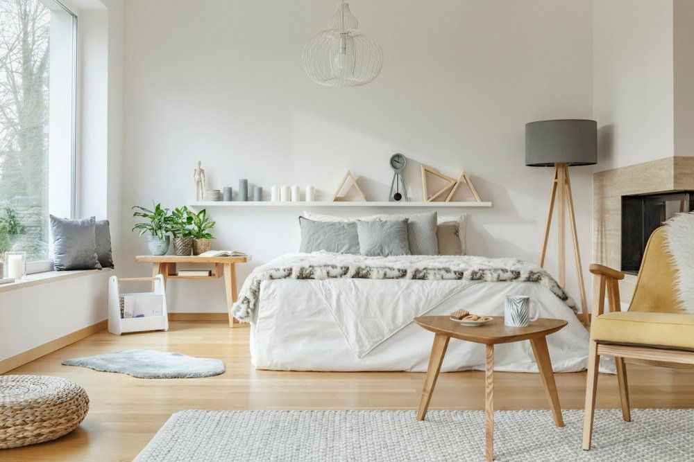 camera da letto con arredi in legno