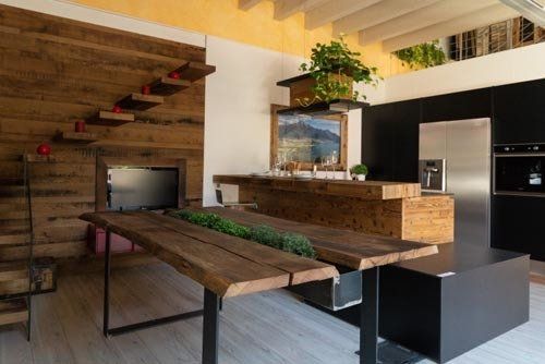 soggiorno con panca e tavolo in legno