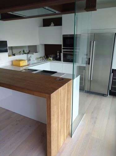 cucina con bancone in legno e vetro