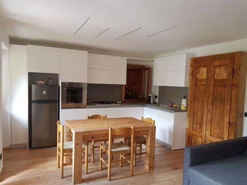cucina con tavolo e sedie in legno