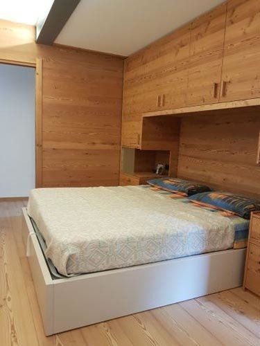 camera in legno con letto matrimoniale
