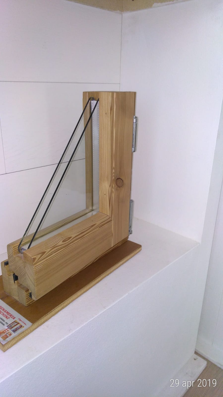 edificio con serramenti in legno
