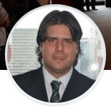 Um homem de terno e gravata está em um círculo.