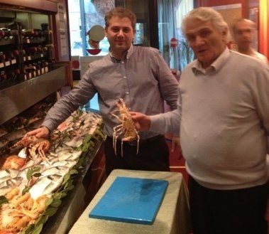 due uomini con un crostaceo in mano