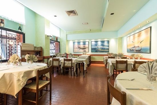ristorante con ampia sala da pranzo