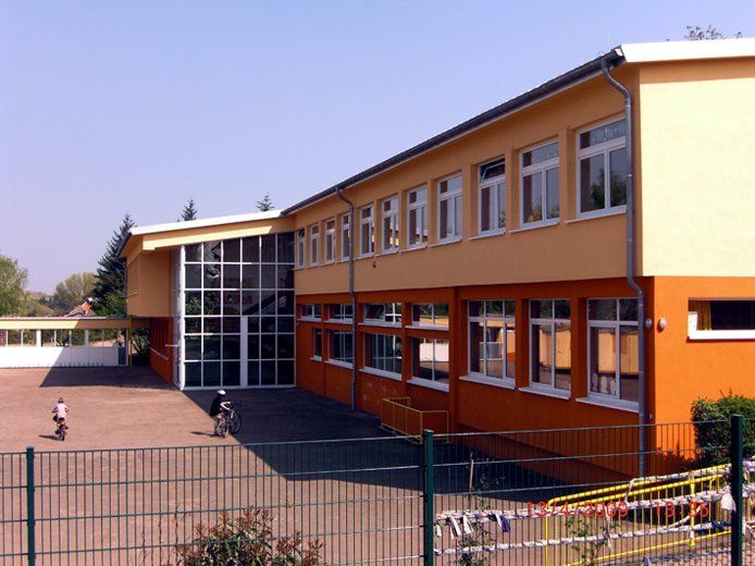 Ein großes orangefarbenes Gebäude mit vielen Fenstern