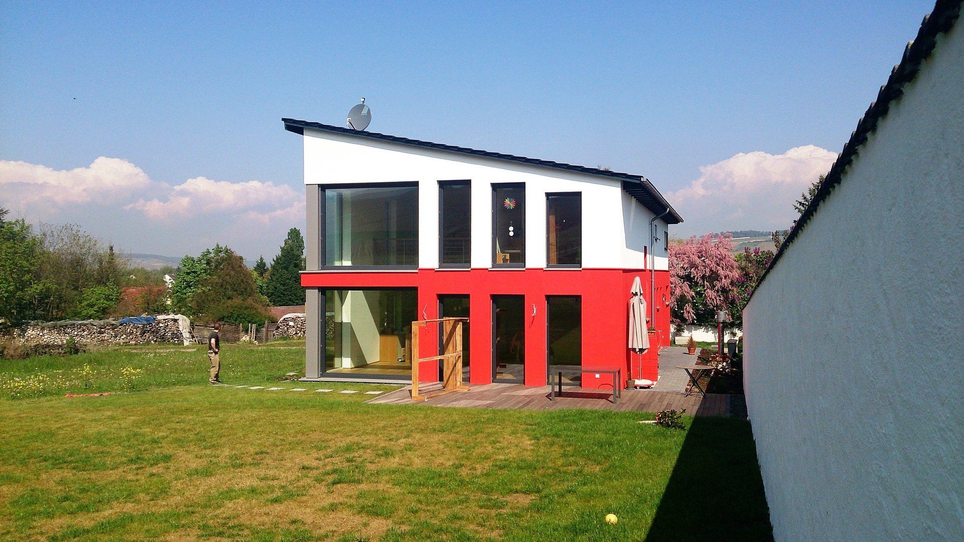 Ein rot-weißes Haus mit vielen Fenstern