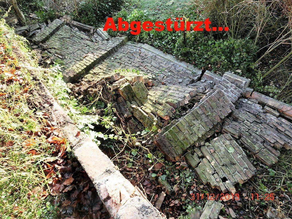 Im Wald liegt ein Stapel Ziegelsteine ​​auf dem Boden.