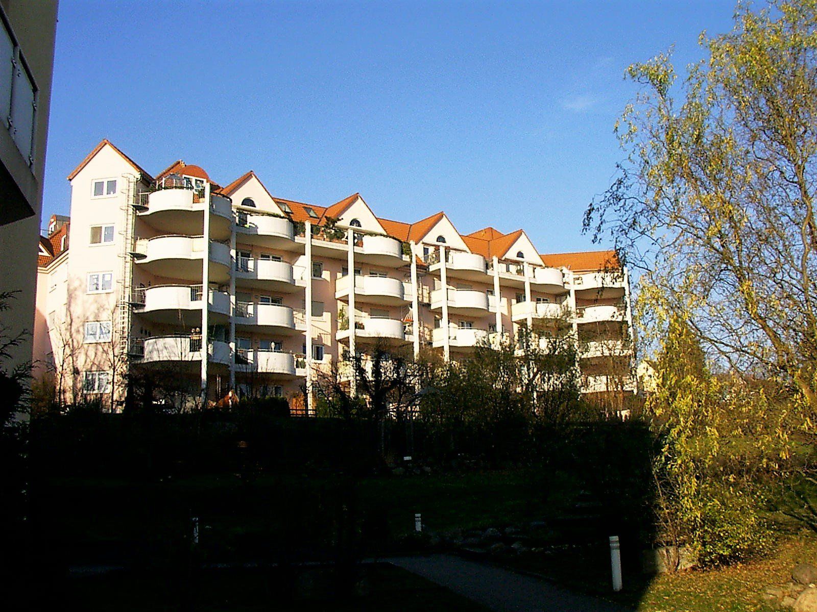 Ein großes Wohnhaus mit blauem Himmel im Hintergrund