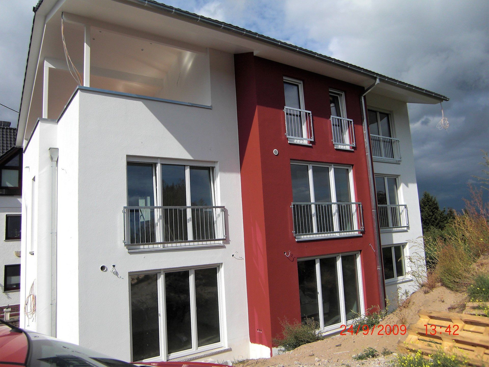 Ein rot-weißes Gebäude mit einem Balkon darauf
