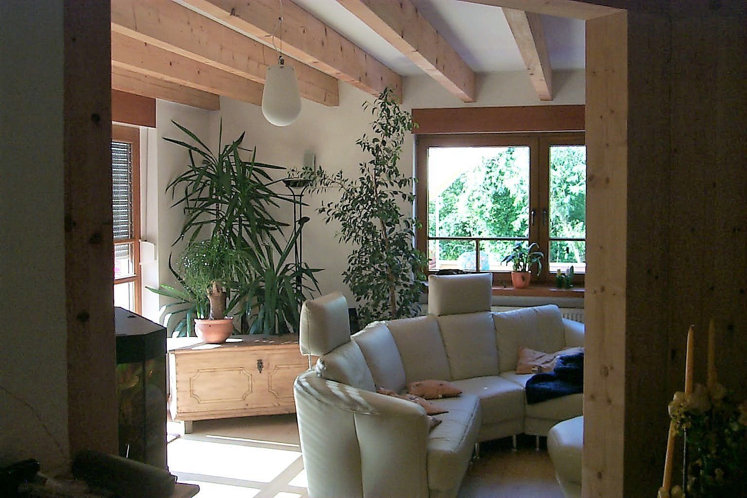 Ein Wohnzimmer mit einem Sofa und einem Kamin