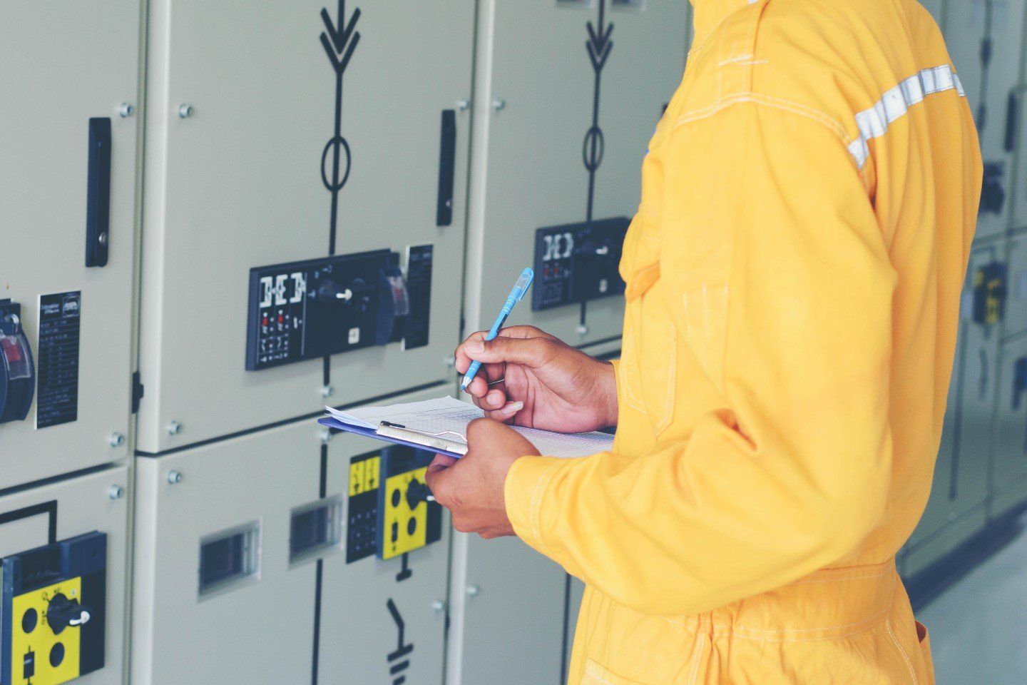 Tecnico durante il controllo di un quadro elettrico