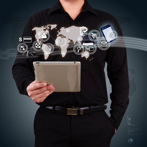 Uomo che tiene in mano un tablet che naviga nel mondo di Internt