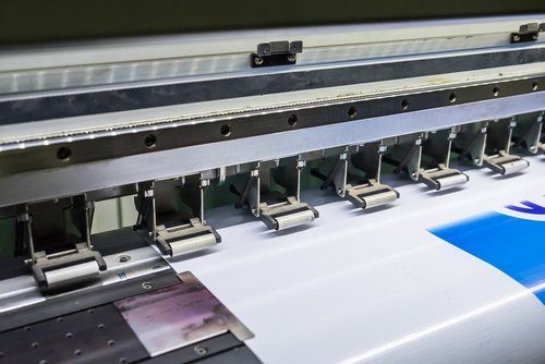 Stampante grande che stampa una pubblicità