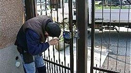 operaio mentre lavora con cancello di una casa