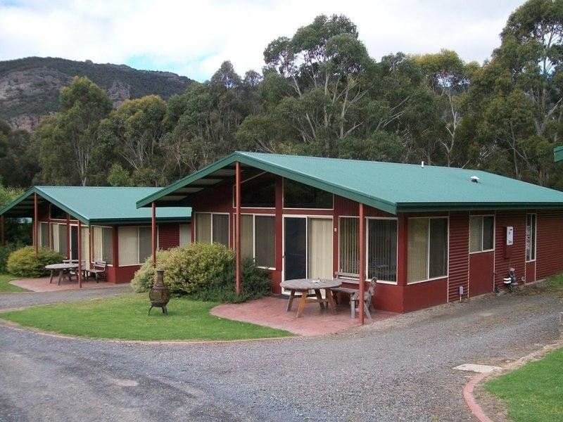 Halls Gap Valley chalet-style Lodges with mountain views of the Serra Range.