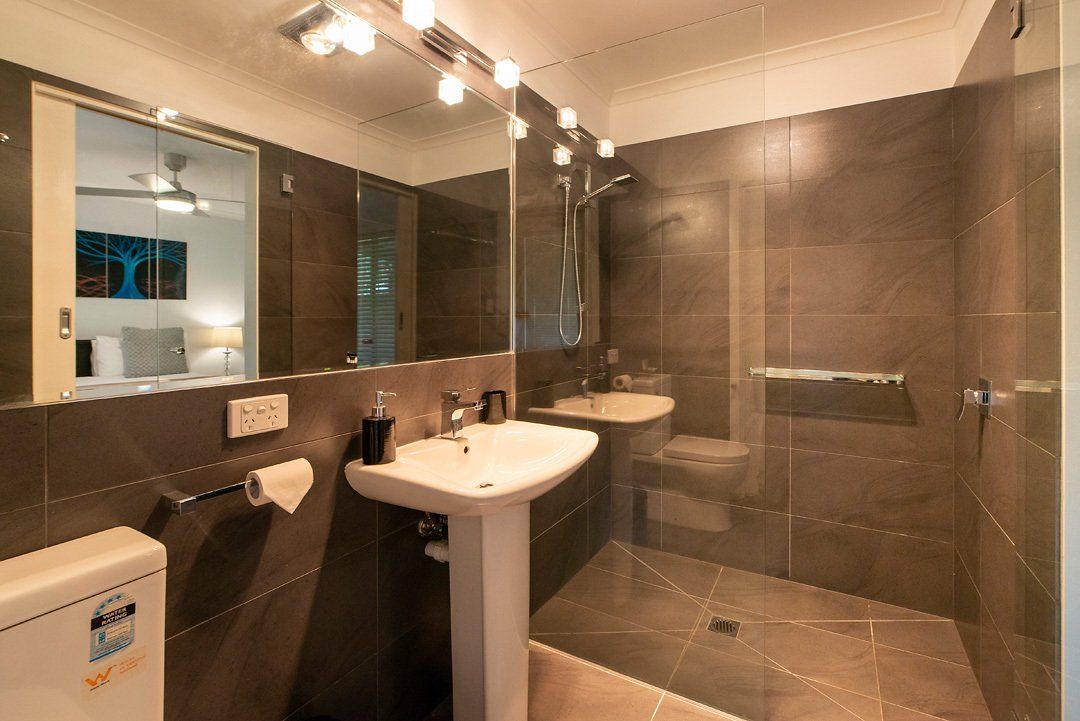 Second bedroom en-suite bathroom at Hideaway Villa, Halls Gap Valley Lodges.