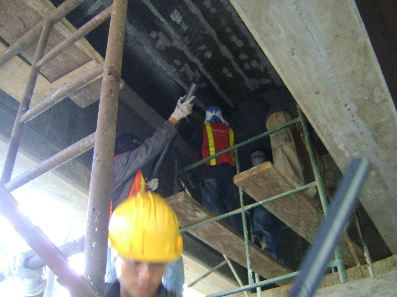 Esconsa hombres trabajando con fibra de carbono