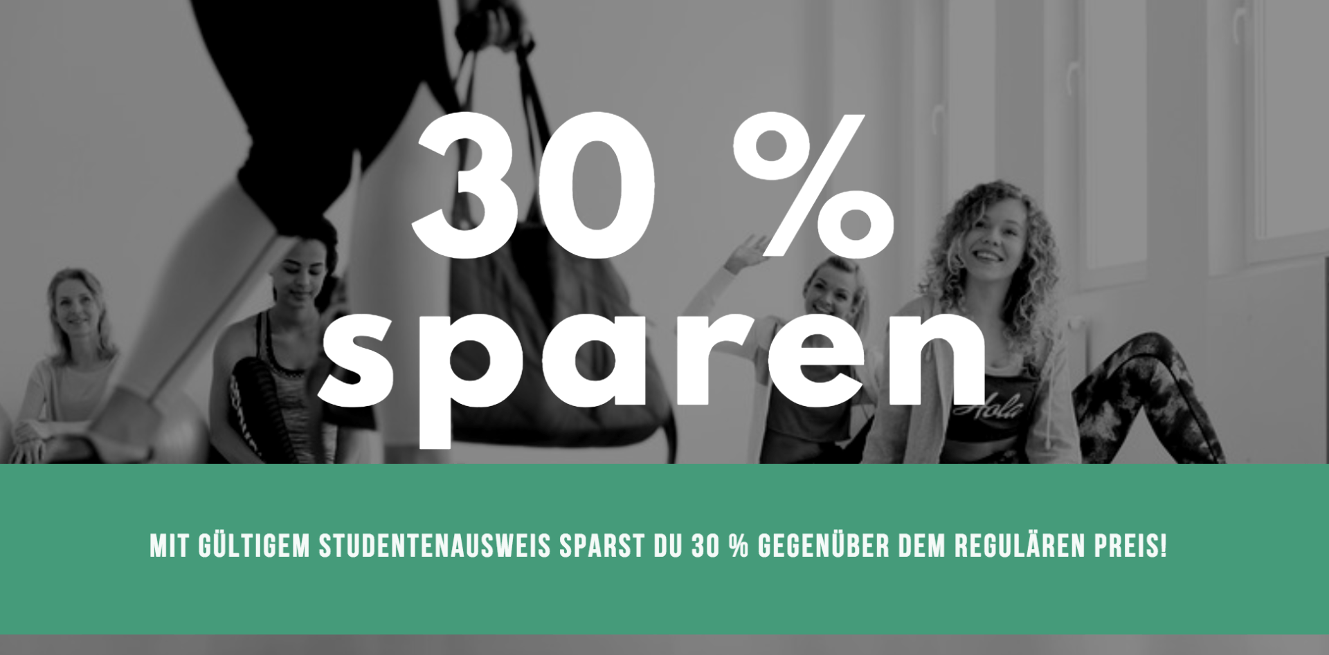 Eine Gruppe von Frauen sitzt in einem Raum mit den Worten „30 % sparen“ auf grünem Hintergrund.