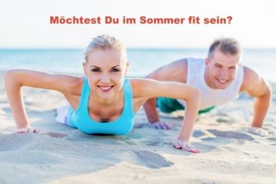 Ein Mann und eine Frau machen Liegestütze am Strand