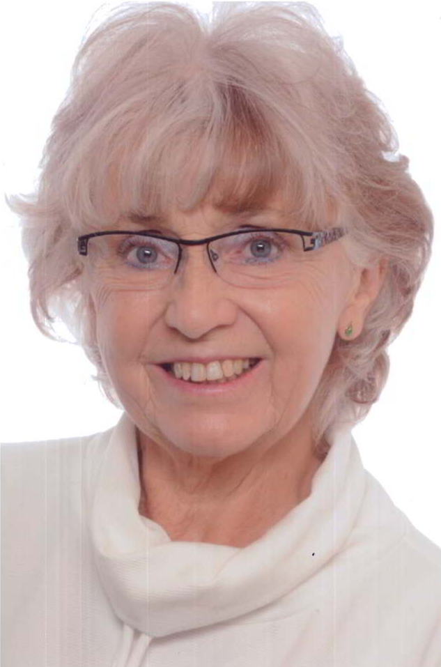 Eine Frau mit Brille und weißem Pullover lächelt in die Kamera.