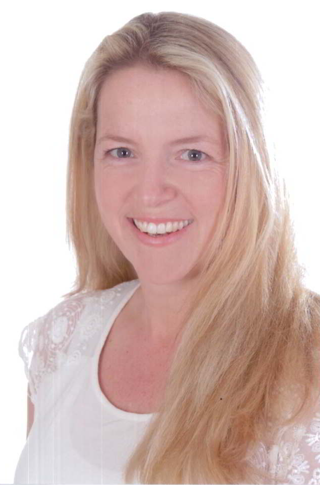 Eine Frau mit langen blonden Haaren lächelt und trägt ein weißes Hemd.