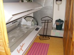 Ein Raum mit Solarium und Mülleimer