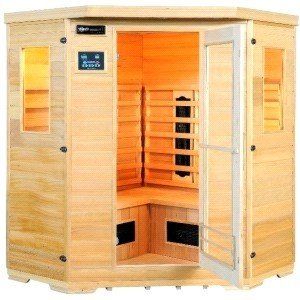 Das Innere einer Holzsauna mit geöffneter Tür