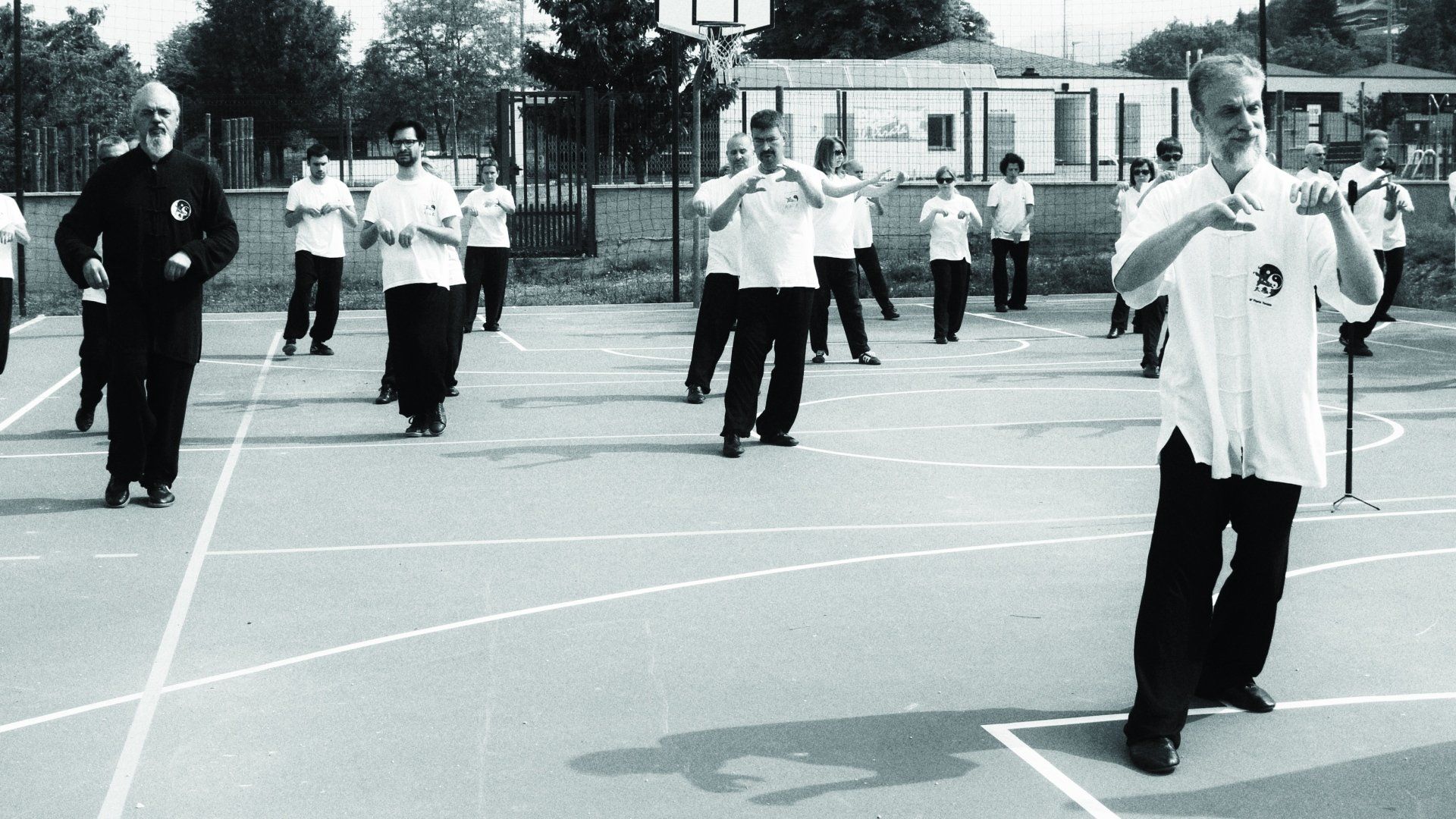 Un gruppo di persone pratica le arti marziali in un campo